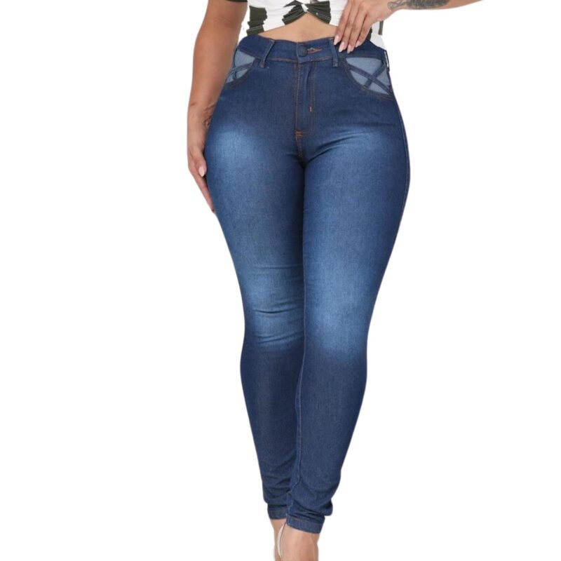 Calça jeans da Deinha Modas combina estilo e conforto. Modelagens modernas para valorizar seu corpo em qualquer ocasião.