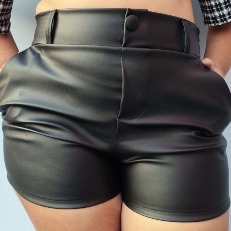 Shorts Couro Fake